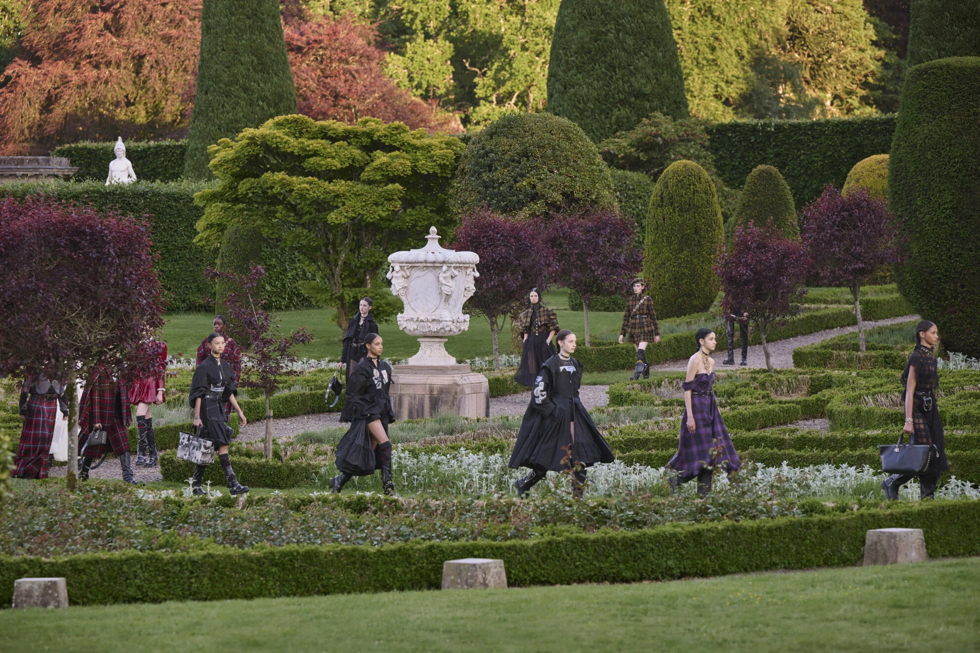 ニコランドレアタラリス　JKT 黒　Dior Jennifer Lawrence, Rachel Zegler and More Unveiled Saks' Dior