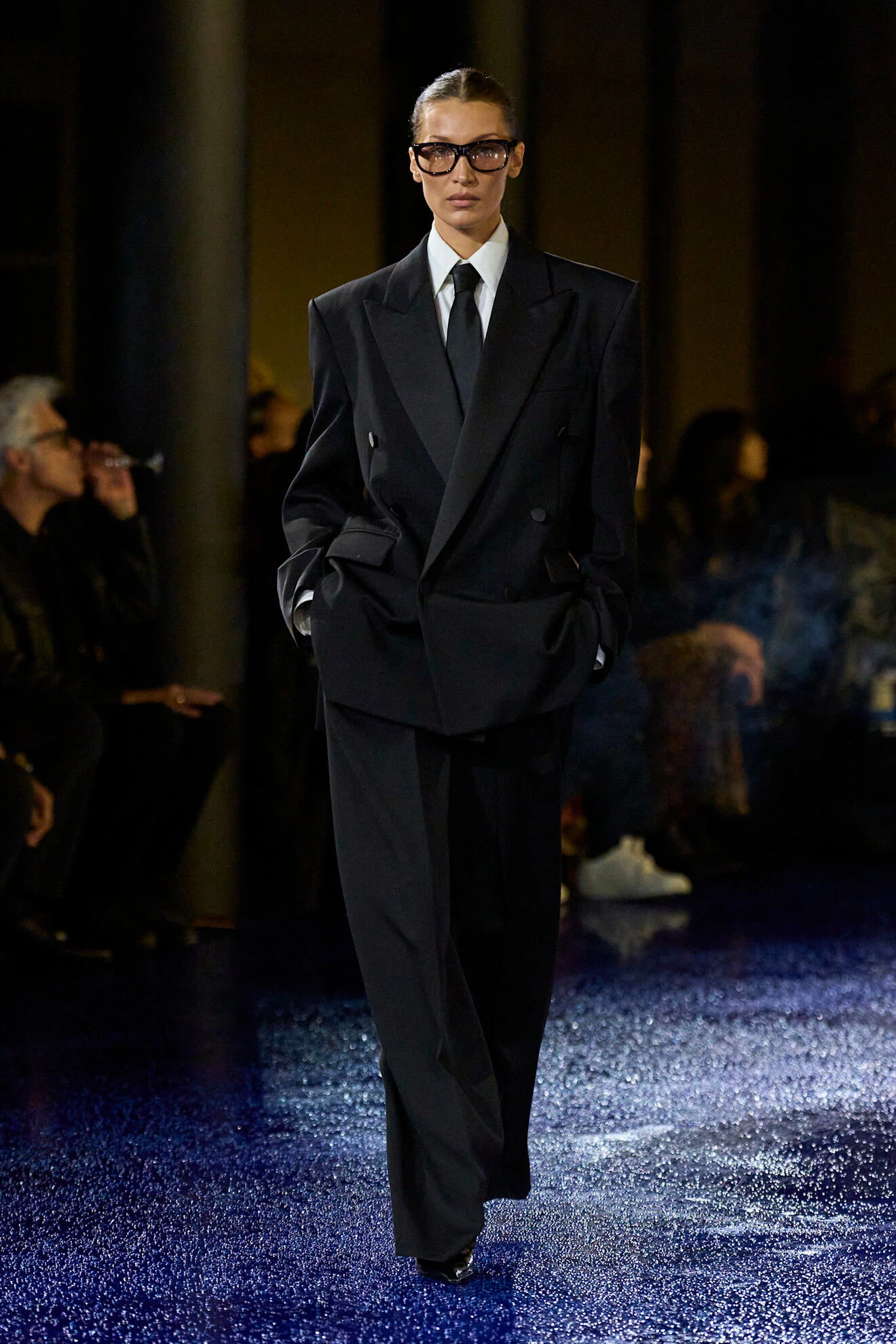 スーツ Yves Saint Laurent Saint Laurent представили коллекцию весна-лето 2025 | ELLE UZ