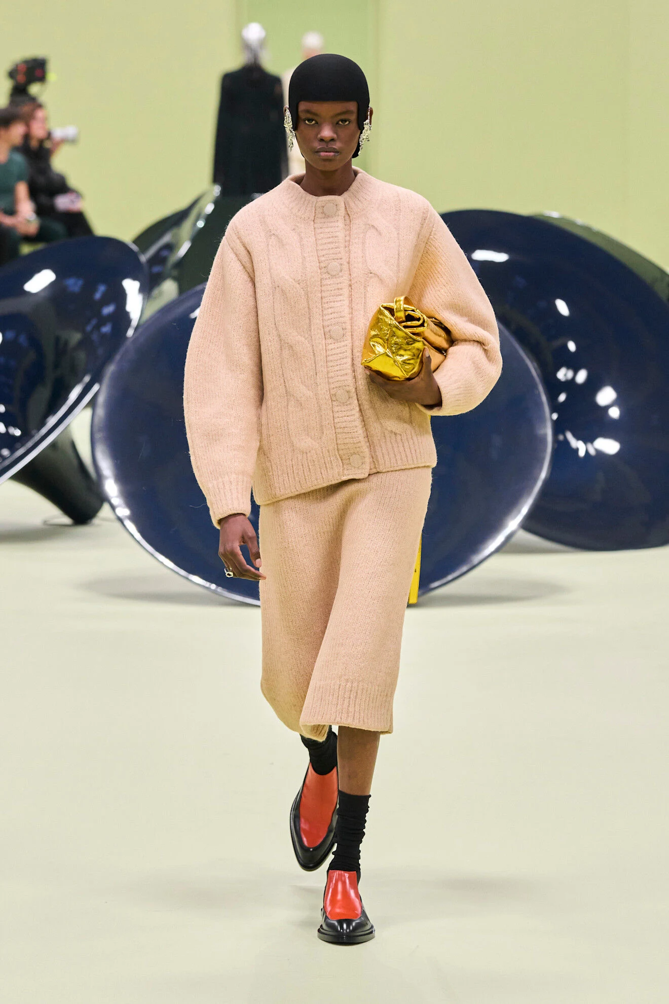 Rus onalar bilan jinsiy aloqa Yigitning orqasida sikish