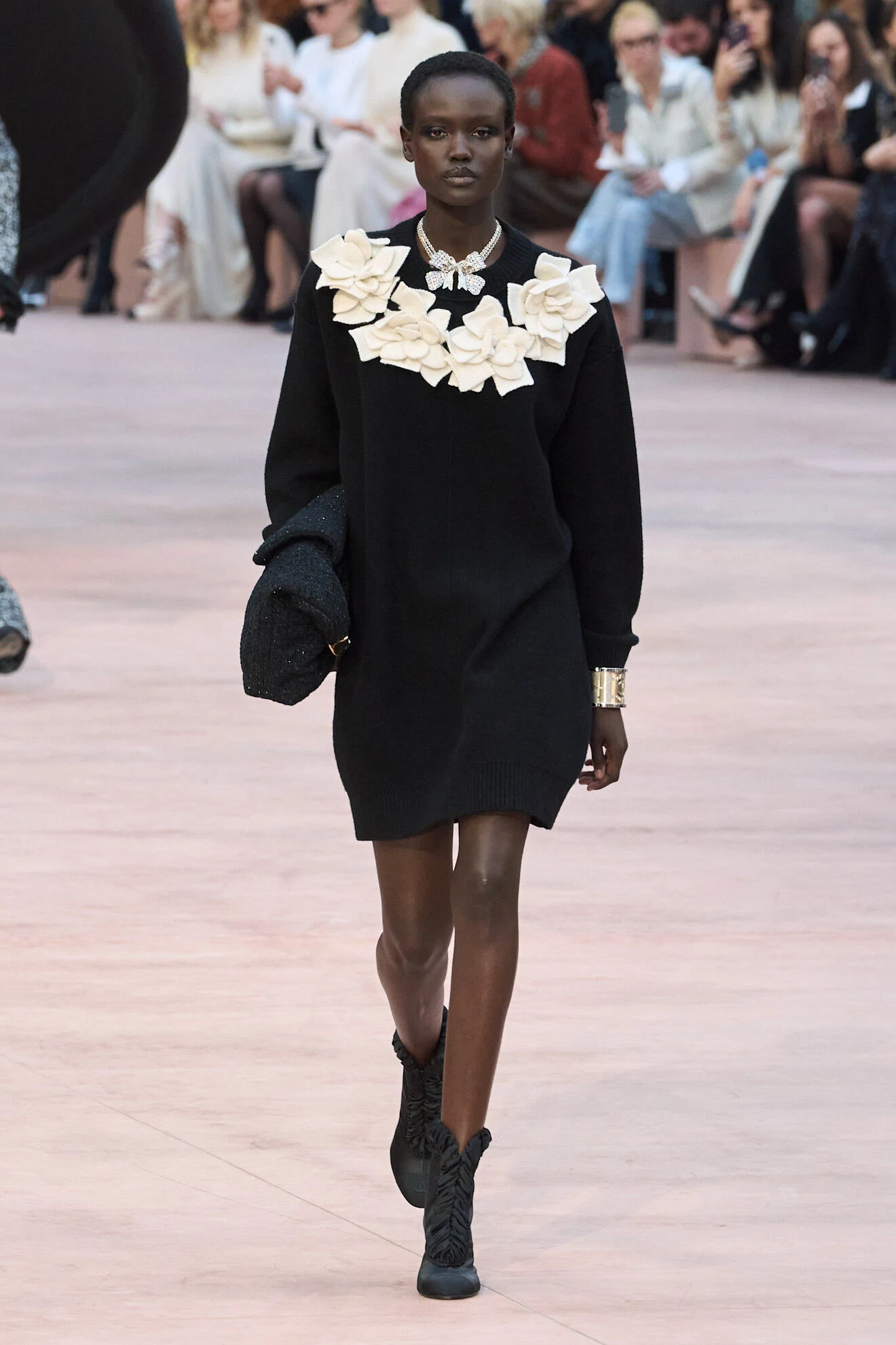 Chanel unveils Fall-Winter 2025 collection | ELLE UZ