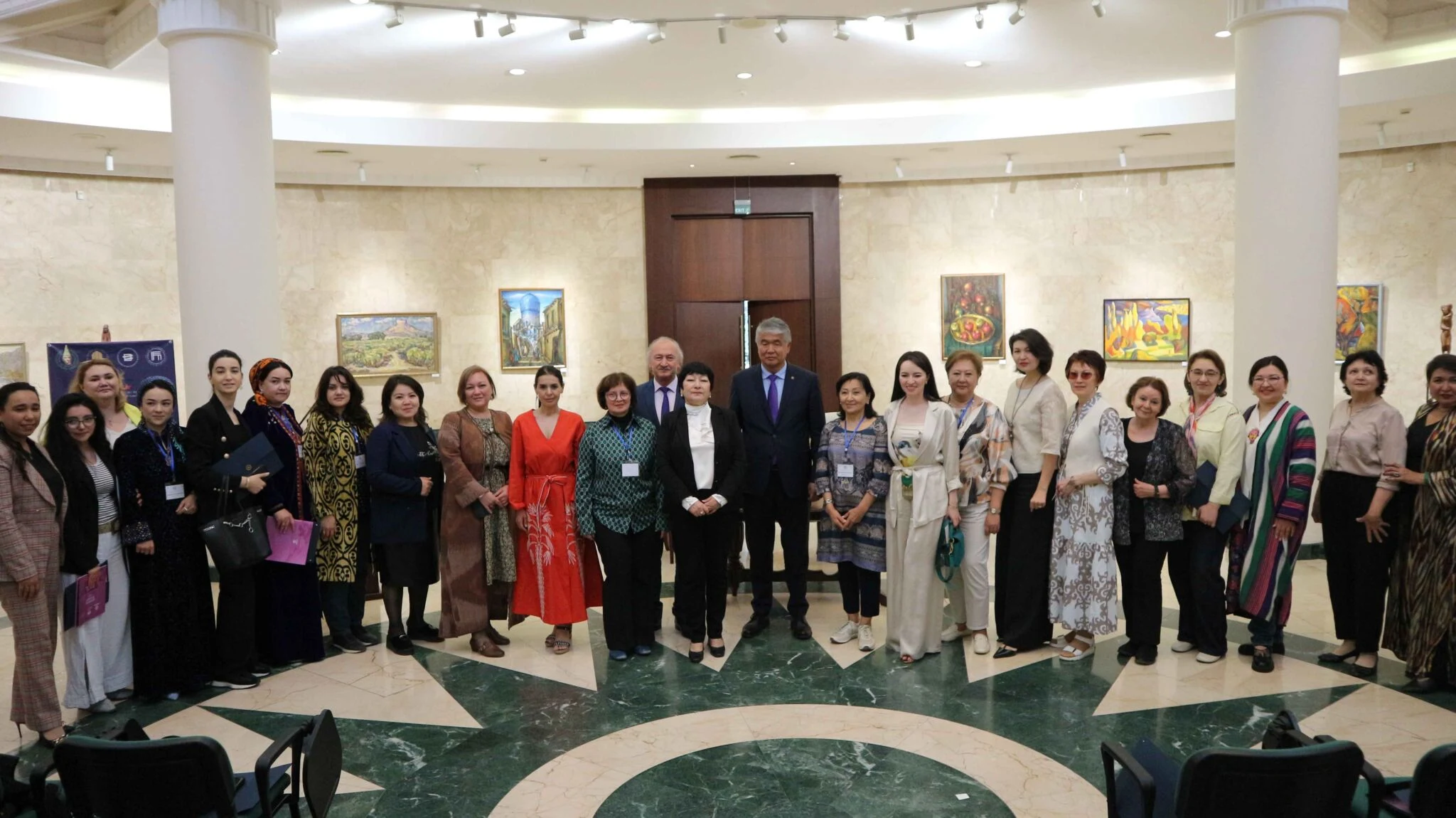 Nega ichimga kirdingiz? Onlayn porno tomosha qilish. Seksual sargish ozini namoyon qiladi