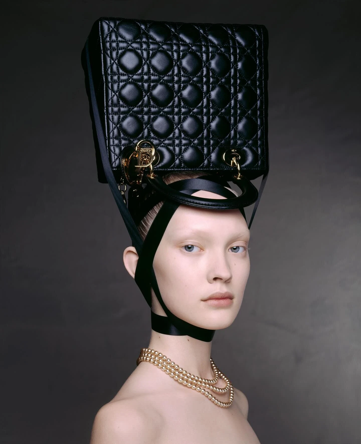 Strawberry Porn kino kompaniyasi Qizning tomogi boylab dildoni itarib yubordi.