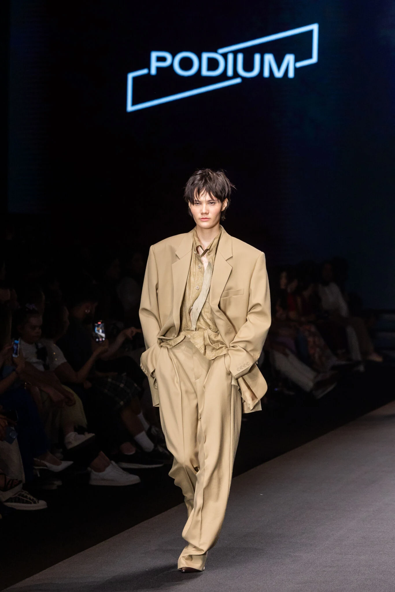 Kostyumdagi yalangoch qizning suratiga tikilib