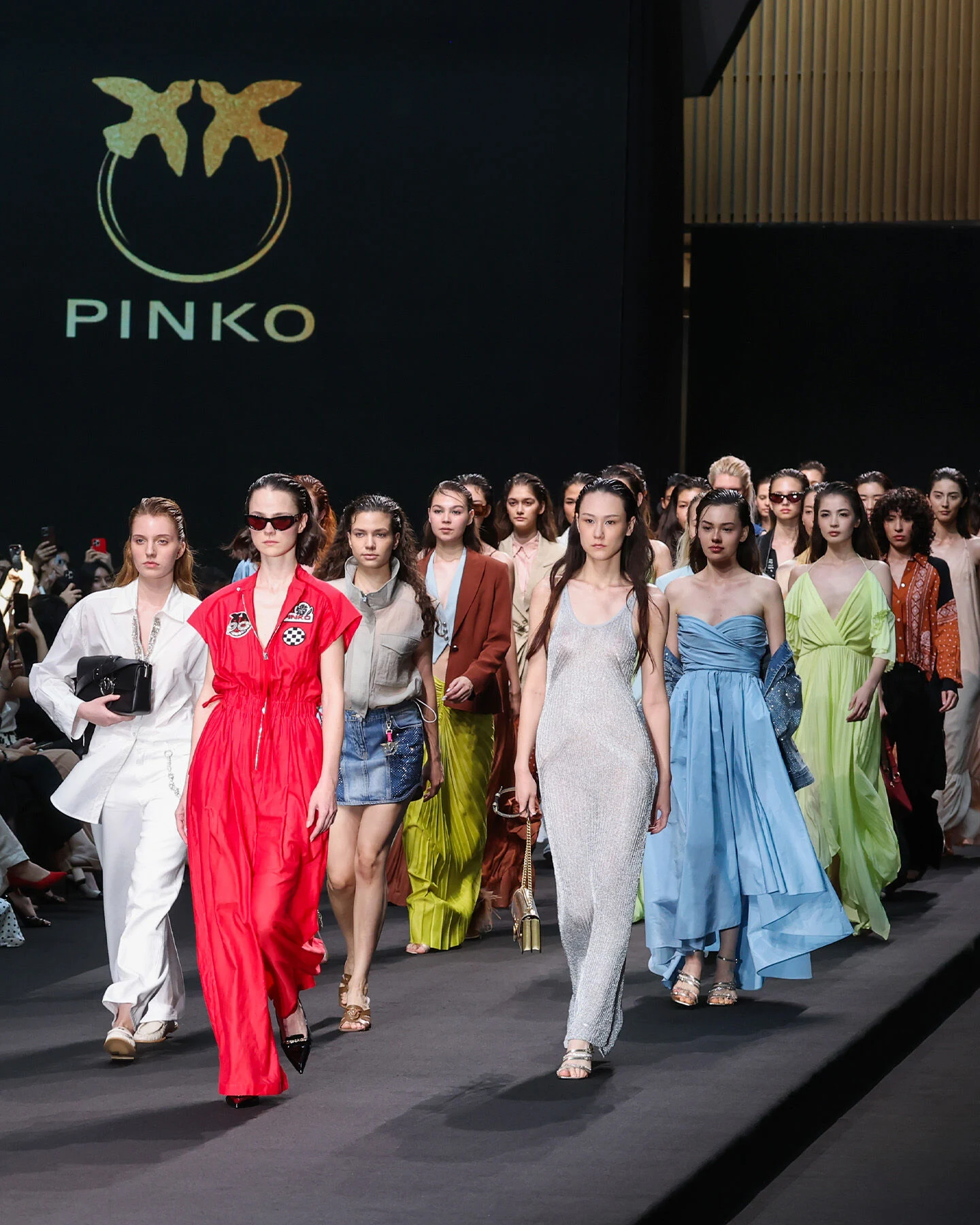 Katta yalangoch eshak va mushuk 18 video Er uxlayotgan xotinining pornosini erkalaydi