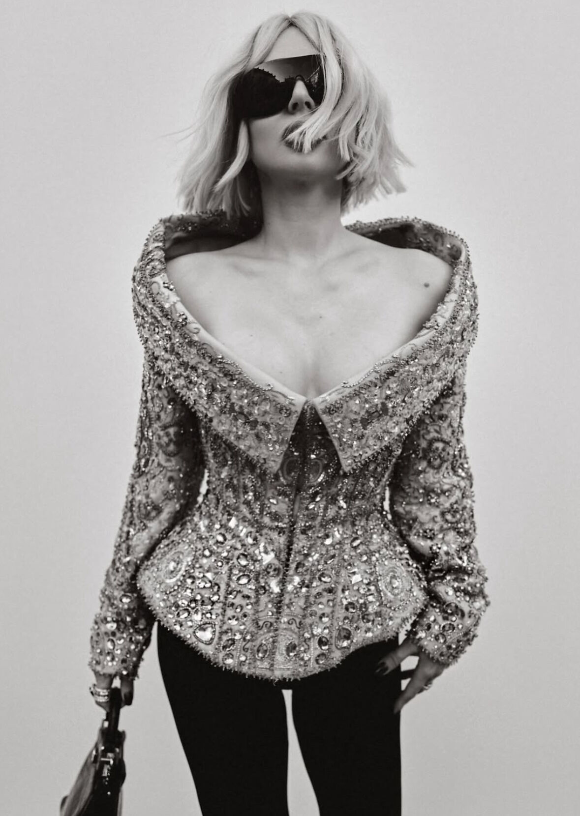 LOBODA bezakli jaket va qora ko‘zoynakda.