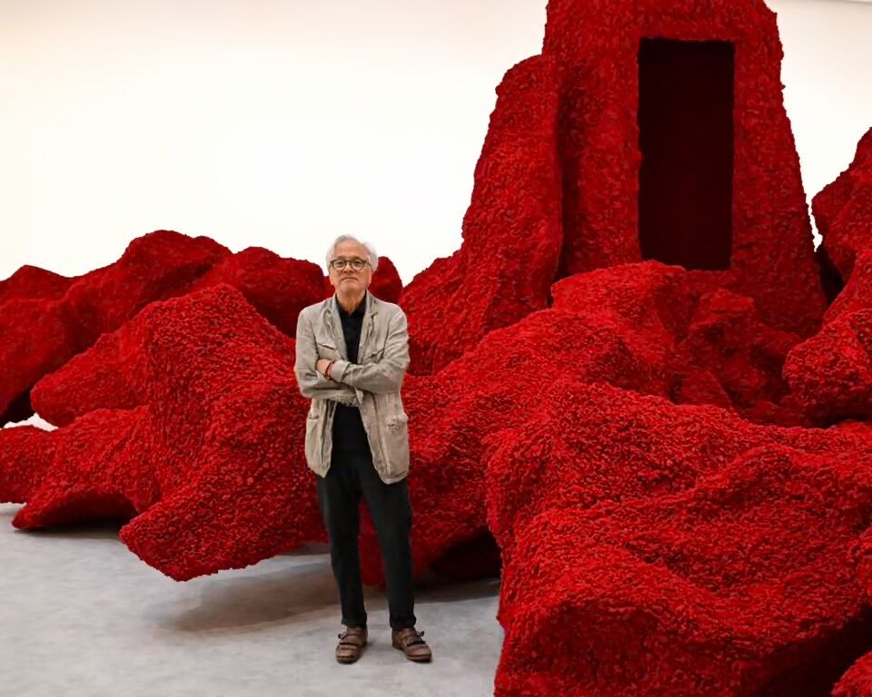 Anish Kapoor next to Ha Makom