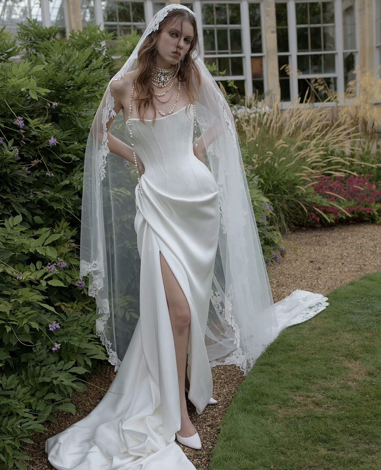 Vivienne Westwood Bridal 2027: Yirtiqli drapirovkali libos va to‘r fata