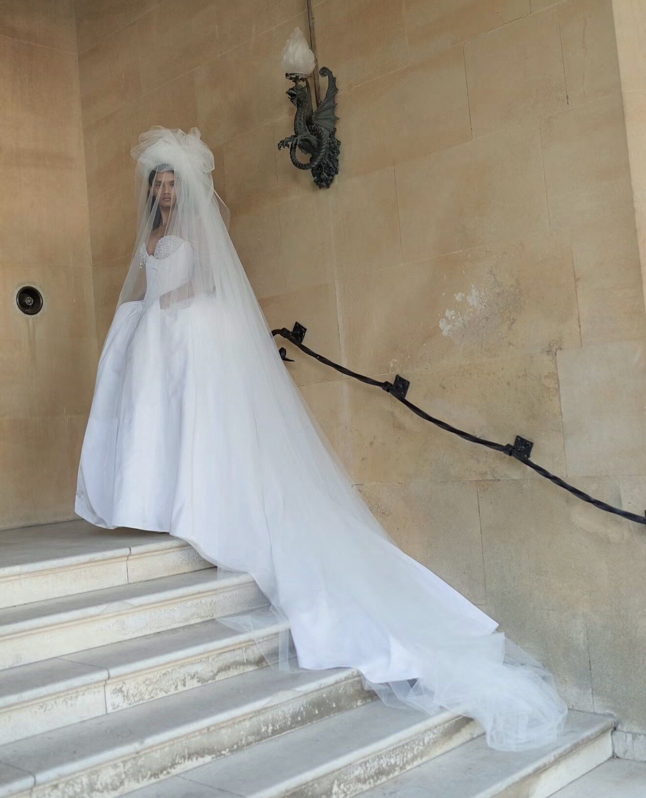 Vivienne Westwood Bridal 2027: Keng etakli va uzun shleyfli libos
