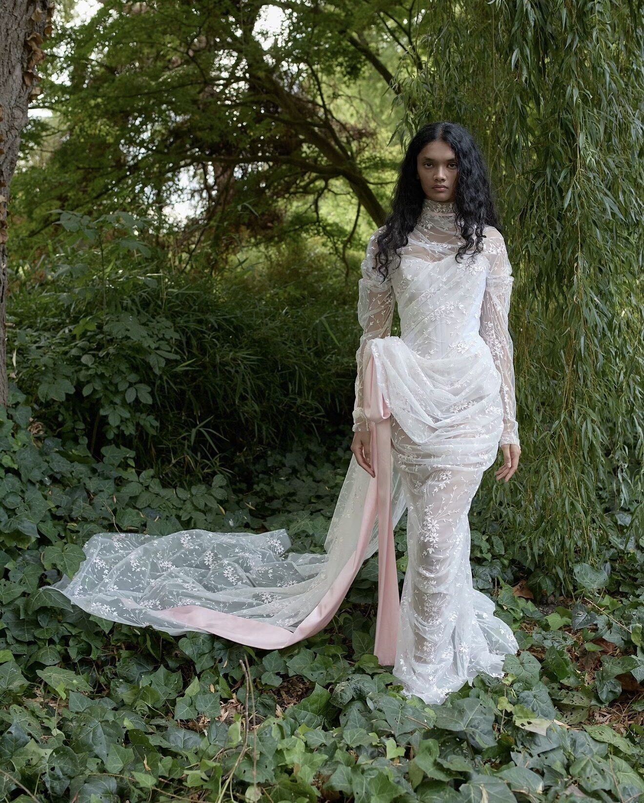 Vivienne Westwood Bridal 2027: Uzun yengli to‘r libos va pushti tasma
