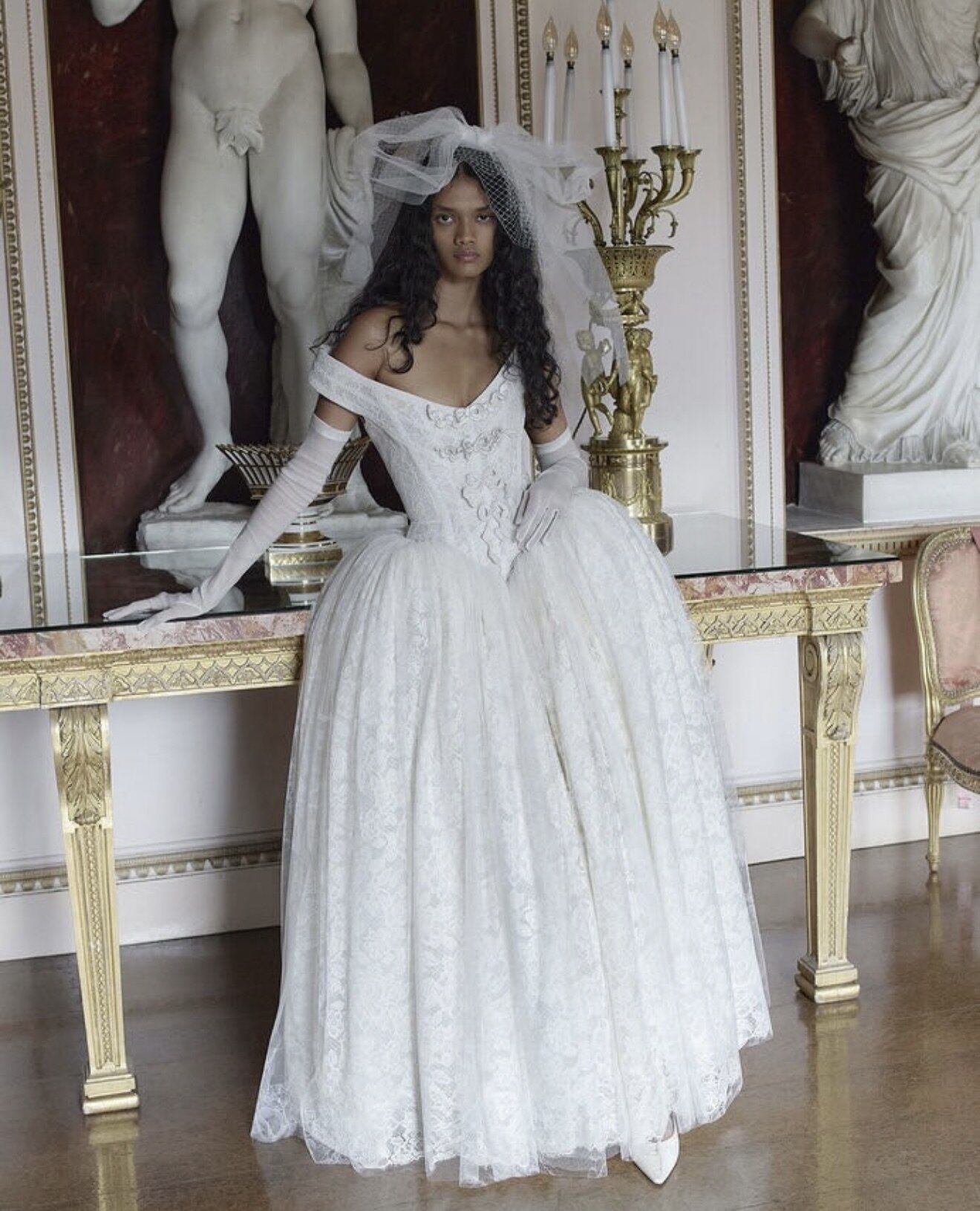 Vivienne Westwood Bridal 2027: Ochiq yelkali va keng etakli libos