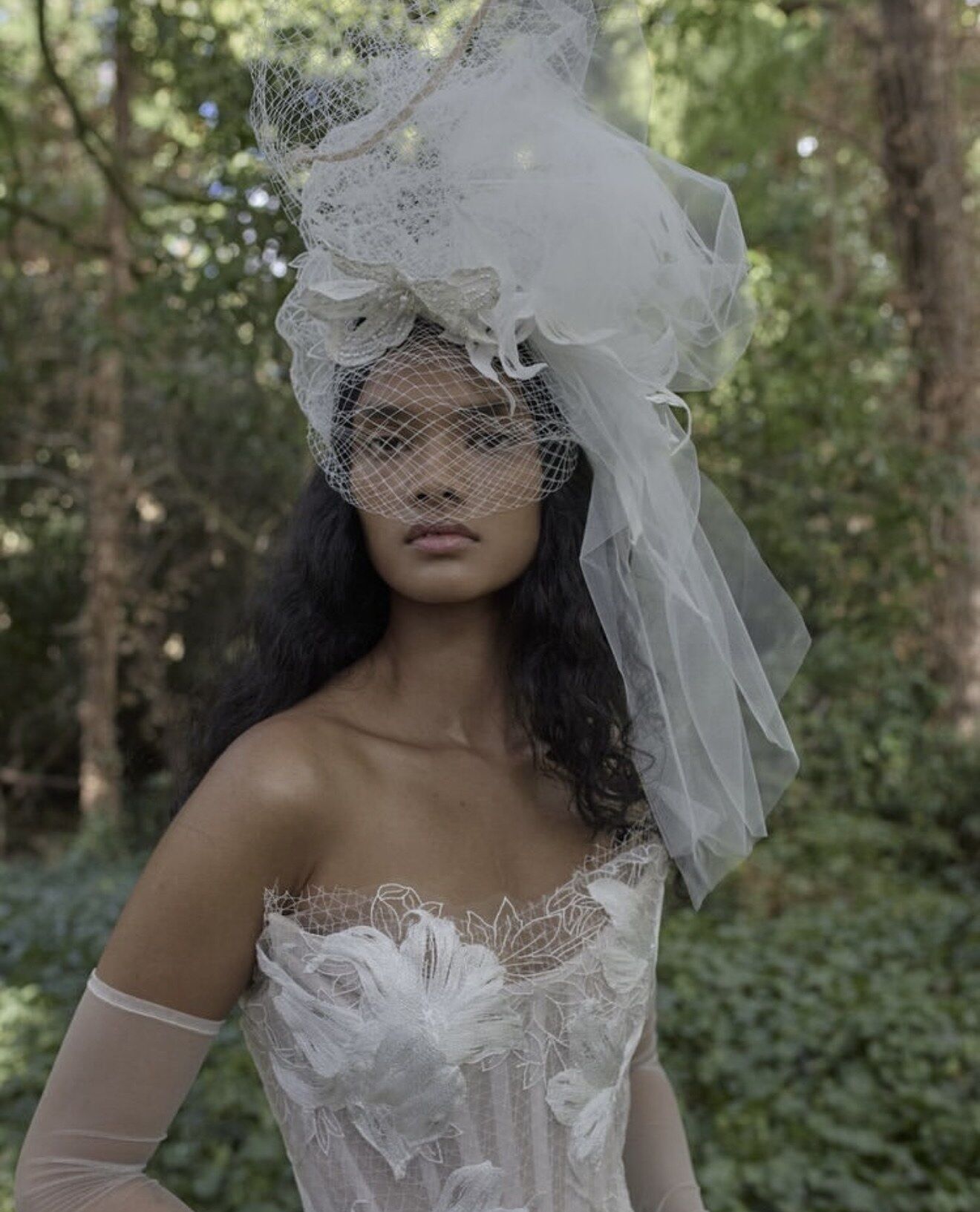 Vivienne Westwood Bridal 2027: Gulli korset va vualli bosh bezagi